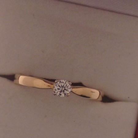 /products/anillo-de-compromiso-oro-amarillo-de-14k-con-un-diamante-corte-brillante-de-18-puntos/